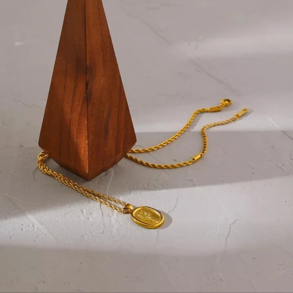 Lovely Flower Pendant Necklace - Picture 3 of 5